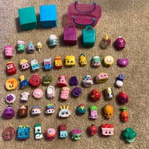 Set of 53 Shopkins and basket/bags/boxes